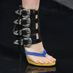 Sandales compensées d'été pour femmes à bout ouvert avec boucle, talon carré, tige en PU et semelle en caoutchouc - Product Image 1
