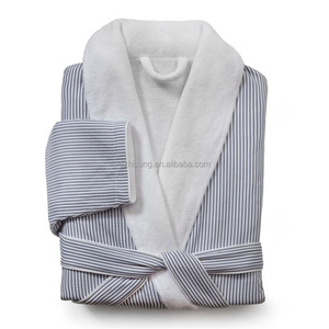 Peignoirs d'hôtel en tissu rayé seersucker teint en fil, respirant et thermique, avec doublure en peluche, personnalisables en gros - Product Image 1
