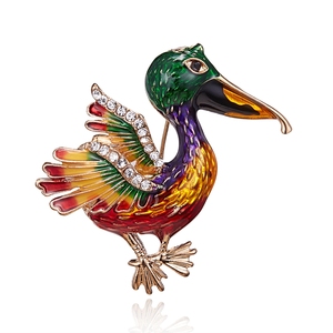 Broche creativo único colorido esmalte tucán Cormorant Bird para hombre, joyería a granel - Product Image 1