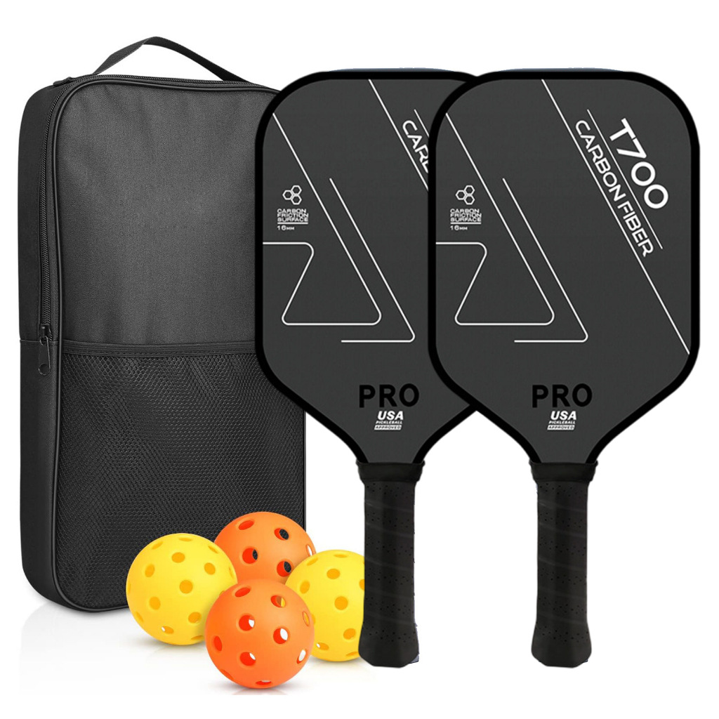 ชุดสีดำประกอบด้วยไม้แร็กเก็ต 2 อัน ลูกบอล 4 ลูก และกระเป๋า 1 ใบ