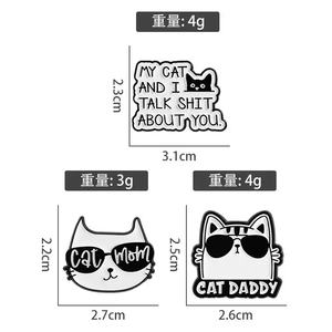 Dessin animé pour <span class=keywords><strong>papa</strong></span> pour maman broche Badge mode mignon Kitty porter des lunettes <span class=keywords><strong>de</strong></span> soleil Couple Souvenir émail mode Souvenir pour Couple - Product Image 5