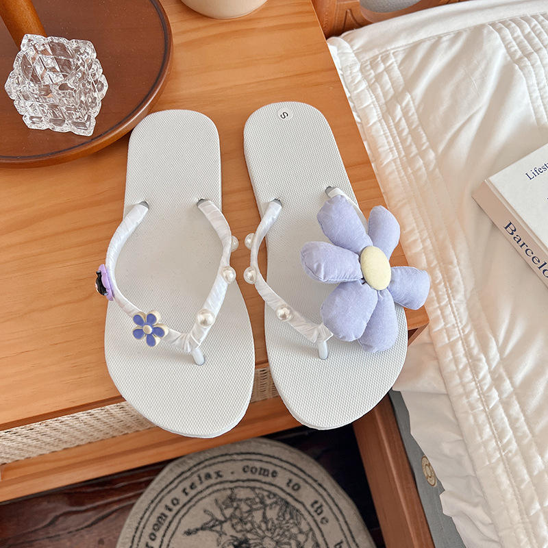 fleurs blanches + violettes