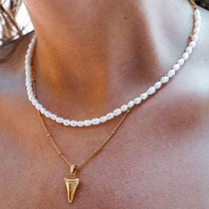 Collier ras du cou tendance avec pendentif plaqué or 18 carats et perles d'eau douce superposées, bijoux unisexes - Product Image 6