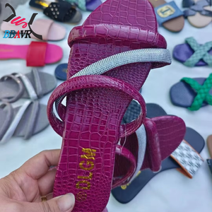 Sandales plates pour femmes en cuir véritable avec doublure en PU, styles variés, prêtes à être expédiées, prix bas, vente en gros, liquidation, sandales EVA - Product Image 4