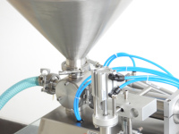 Machine de remplissage pneumatique professionnelle inégalée pour les besoins de scellage précis des sachets souples de sauces et de boissons de qualité alimentaire