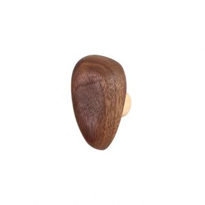 Gancho de Pared de Madera Natural para Sombreros, Pequeño, de Madera de Nogal Negro, para Abrigos - Product Image 1