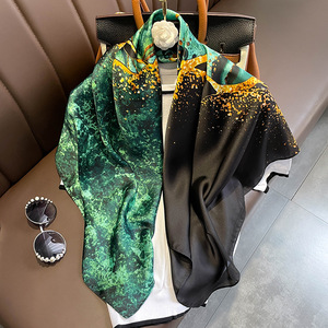 Élégant foulard carré en fausse soie pour femme avec motif exotique et toucher léger, idéal pour la plage et la ville - Product Image 6