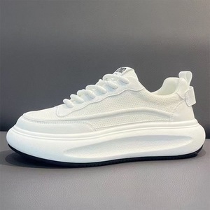 Las Nuevas Zapatillas Deportivas Blancas de Malla Son Modernas y Versátiles, de Caña Baja - Product Image 3