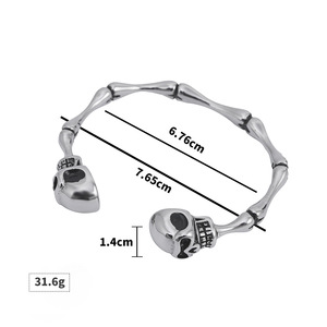 Bracelets en os de crâne audacieux style punk rock, design squelette détaillé en argent oxydé avec segments articulés - Product Image 5