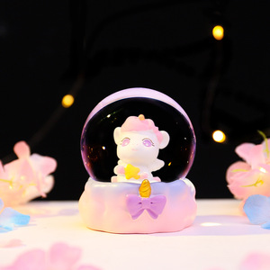 La popolare sfera di cristallo illuminata, una decorazione natalizia a forma di cartone animato nel paese delle meraviglie tra le nuvole, è un regalo creativo e - Product Image 4