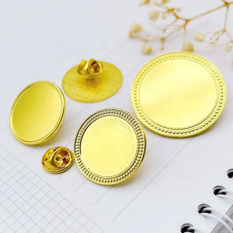 Produsen stiker epoksi kustom oval bulat ukuran berbeda logam kosong sublimasi pin lencana dengan tombol