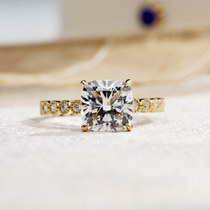 Bague de fiançailles Messi Jewelry MSR-1742 en or 18 carats avec diamant solitaire taille coussin et sertissage clos, diamant de laboratoire - Product Image 1