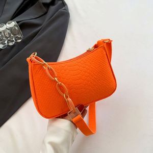 I-0163 Sac à main fourre-tout de luxe en PU pour femme, avec fermeture éclair unique, design à poignée sous le bras, petit sac carré sous forme de croissant - Product Image 5