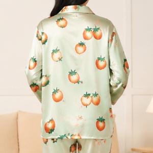 Pyjama en satin personnalisé imprimé numériquement pour femme – Ensemble de luxe sexy et confortable pour la nuit et la détente - Product Image 4