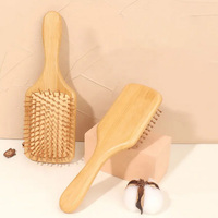 Grande brosse à cheveux naturelle carrée et ovale en bois pour le massage du cuir chevelu.