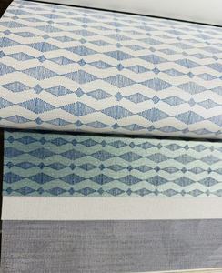Papel Tapiz Geométrico Ondulado Sin Tejer, Revestimiento de Pared con Patrón de Rombos Azules y Blancos, Transpirable y Duradero, para Dormitorio/Sala de Estar - Product Image 4
