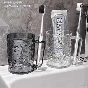 Gobelet à brosse à dents en plastique transparent avec un design amusant pour la salle de bain - Product Image 2
