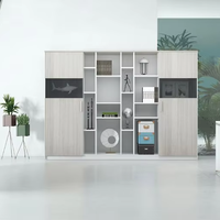 Armoire de classement modulaire en bois clair avec portes en verre trempé et étagères ouvertes pour espace de travail commercial