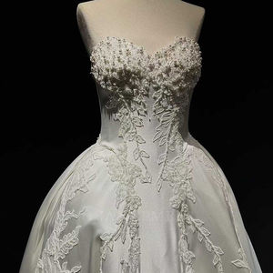 Vestido de Novia Moderno NT65 sin Tirantes con Encaje Bordado, Flores, Apliques de Cristal y Cola Larga Tipo Capilla - Product Image 5