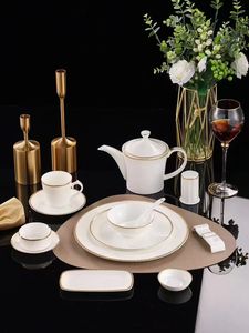 ชุดอาหารค่ำหรูหราทำจากเซรามิกเนื้อ Bone China สีขาว พร้อมขอบทอง ประกอบด้วยจาน ชาม ถ้วย และจานรอง สำหรับงานแต่งงาน ร้านอาหาร และใช้ในบ้าน - Product Image 3