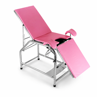 Table d'examen en acier inoxydable pour salle de gynécologie avec dossier et section des jambes réglables et supports rembourrés