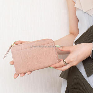 Portafoglio Corto da Donna Personalizzato con Chiusura Pieghevole, Blocco RFID, Fodera in Nylon, Catene, Ricami e Portachiavi, Design in Pelle di Razza Lichee - Product Image 4