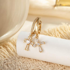 Großhandel Vergoldete Creolen Schmuck Bling Diamant Kreuz Anhänger Tropfen-Creolen Modische Ohrringe für Frauen - Product Image 4