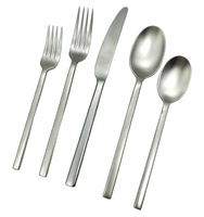 Ensemble de couverts de qualité supérieure en acier inoxydable 18/10, design tendance nordique moderne, manche de qualité restaurant.
