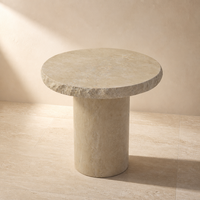 Table basse moderne en travertin naturel de luxe, plateau épais à bords ciselés, piétement cylindrique, mobilier de salon personnalisable pour hôtel