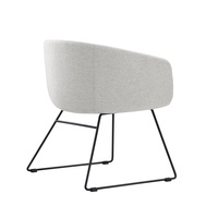 Fauteuil en tissu gris chiné clair avec base en métal noir, style moderne et minimaliste, fauteuil d'appoint en forme de seau