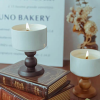 Bougie parfumée de luxe NOVA, style gobelet vintage français ; une pièce de décoration en bois sophistiquée pour la chambre à coucher