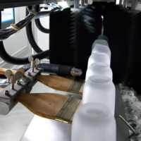 Robot automatique de revêtement de PVD pour la cabine de pulvérisation de pièces en plastique de peinture de voiture comprenant le PLC de moteur de moteur-équipement essentiel de peinture