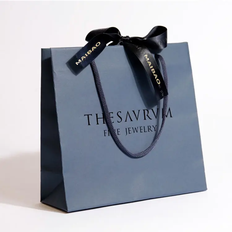 Sac en papier noir mat avec logo à personnaliser, emballage de cadeau de luxe pour Boutique, sac de shopping avec ruban pour magasin de vêtements, 50 unités