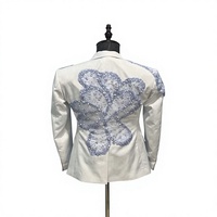 Costume blanc sur mesure pour homme avec revers châle, smoking de mariage orné de pierres, idéal pour défilé de mode, bal de promo, coupe ajustée, avec strass bleus au dos