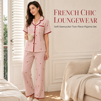 Ensemble de pyjama en seersucker à rayures rouges et imprimé cœur pour femme, en polyester, à manches courtes, boutonné, vêtements de détente, vente en gros, personnalisable OEM ODM