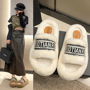 Ciabatte Versatili con Suola Spessa e Peluche per Esterni, Ciabatte da Donna con Scritta, alla Moda con Rialzo Interno - Product Image 1