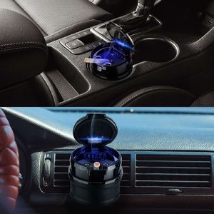 Cendrier de voiture avec couvercle et poubelle amovible LED Facile à nettoyer Matériau ABS Noir Polyvalent pour la plupart des voitures - Product Image 3