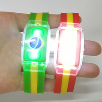 Bracelet en silicone LED avec logo personnalisé et design drapeau national pour les événements sportifs de football - Bracelet en silicone lumineux fonctionnant sur piles