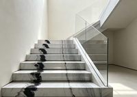 Marches d'escalier en marbre naturel, découpe et traitement professionnels de pierres pour escaliers en spirale courbés de villa