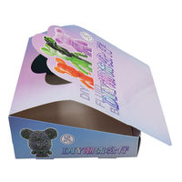 Boîte de présentation en carton rigide blanc de taille personnalisable, avec laminage mat, revêtement UV, impression sur papier d'art pour l'emballage de poupées