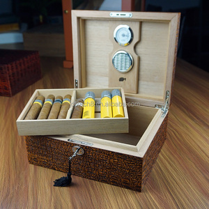 Humidor en bois de noyer peint avec grain de bois, technique de laque, hygromètre et humidificateur, vente en gros - Product Image 1