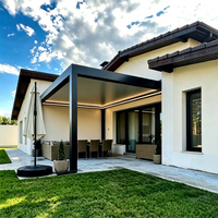 Pergola bioclimatique motorisée noire élégante avec bande lumineuse LED intégrée, toit à lamelles réglables pour un espace de vie extérieur luxueux