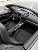 Verbesserte Sportsitze für Porsche und Premium-Sitzbezüge aus Alcantara