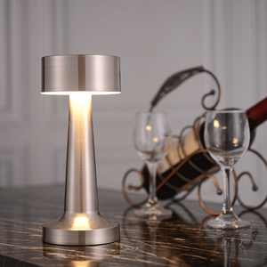 โคมไฟตั้งโต๊ะ LED แบบชาร์จไฟได้ ขายส่ง โคมไฟตั้งโต๊ะโลหะสไตล์เรโทรไร้สาย พร้อมระบบหรี่แสงแบบสัมผัส โคมไฟข้างเตียงทันสมัย - Product Image 6