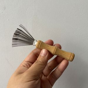 คราดลวดด้ามไม้ไผ่ขนาดเล็ก คราดทำความสะอาดขนลวดสำหรับกำจัดเศษขยะและฝุ่น - Product Image 2