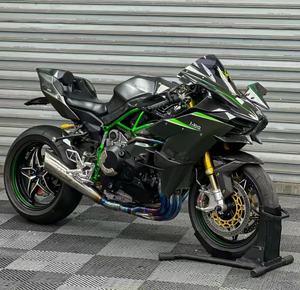 Motocicleta Deportiva Ninja H2 de 1000cc, Supercargada, de Alta Potencia, para Carreras Profesionales y Uso en Calle - Product Image 1