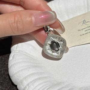 Colgante de Plata de Ley S925 con Piedra Brillante, Diseño Geométrico Retro Simple y Moderno con Patrón de Números de Nicho Vintage - Product Image 2