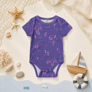 Combinaison bébé en coton confortable avec un adorable imprimé océan violet pour des tenues quotidiennes adorables pour bébés. - Product Image 6