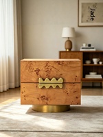 Table de chevet en bois massif style naturel américain, placage de bois de gueule, élégance française du milieu du siècle, édition designer pour chambre à coucher, style Old Money