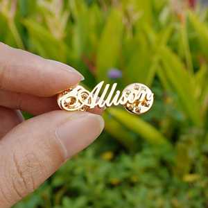 Fabrication promotionnelle alphabet cadeau métal artisanat plaqué or broche nom personnalisé qui épingle nom initial épingles de designer <span class=keywords><strong>pour</strong></span> vêtements - Product Image 3